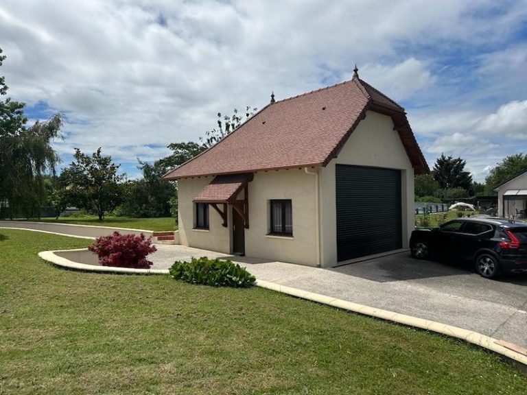 Le garage et son allée au bord du grand jardin