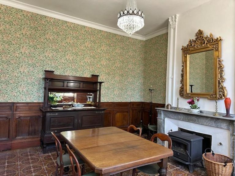 Belle salle à manger avec ses tomettes d'une prestigieuse maison bourgeoise du 19e