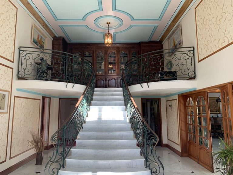 Entrée et escalier majestueux d'une maison de maître à Gan