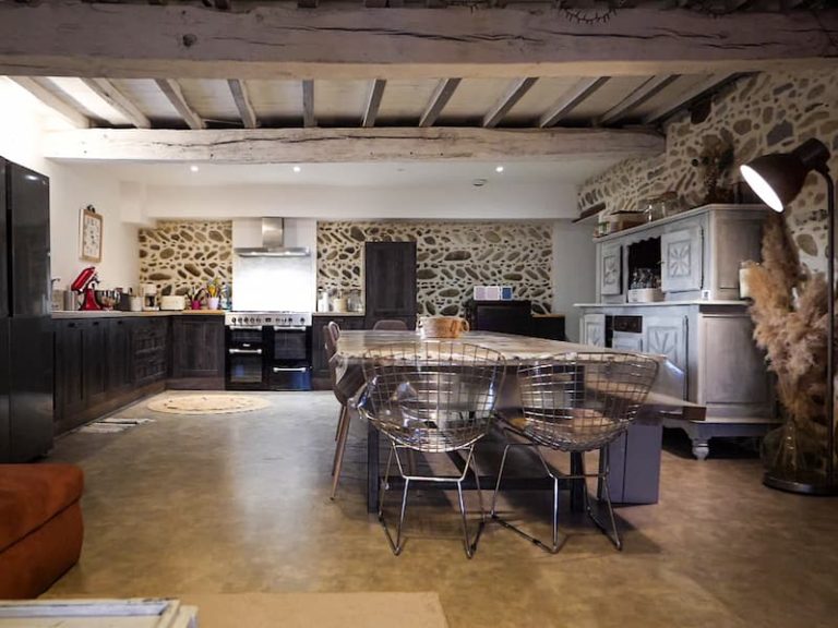 Salle à manger et cuisine équipée d'une maison de charme près de Pau